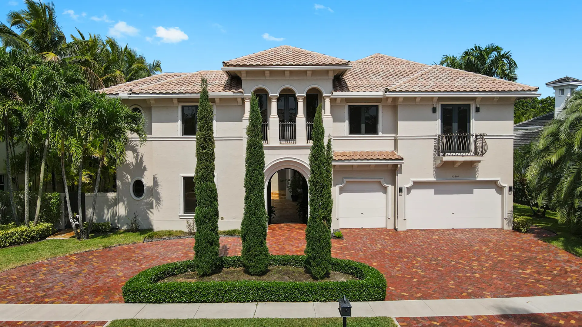featured image for story, If you seek an upscale residential community offering uniquely designed luxury
estate homes with dramatic and spacious architectural details, then Hawks
Landing is the community you have been looking for.